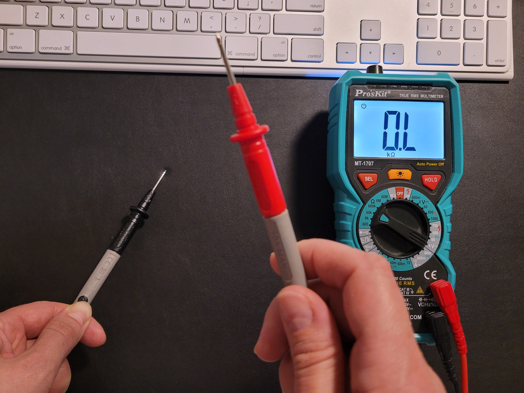 Pokud se podložky dotýká pouze jedna sonda, multimetr ukazuje 0.